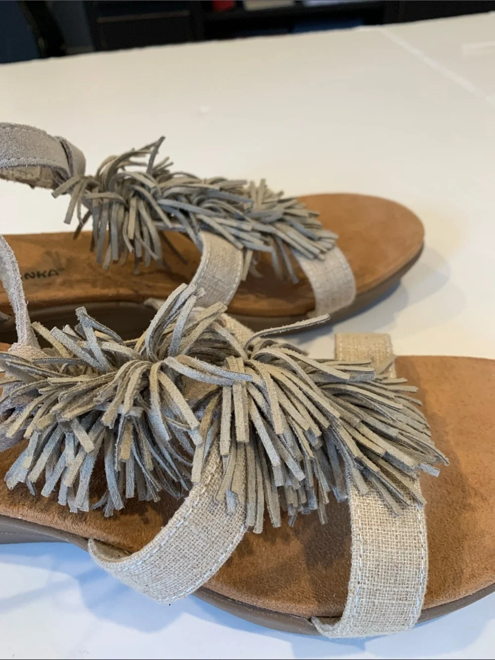 NEW Minnetonka Women's Size 11 Taupe Stone Desi Fringe Wedge Sandals